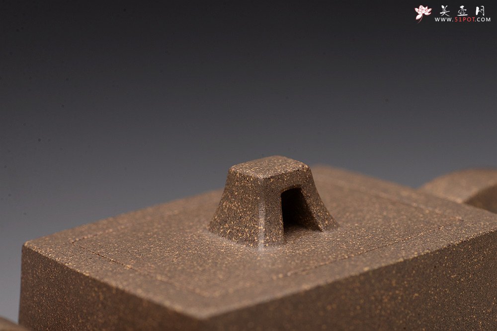 紫砂壶图片：何卫枫丙申春全手新作 毛国强徒弟刘华文气装饰 明相四方 稳中见秀 做工挺拔 - 宜兴紫砂壶网