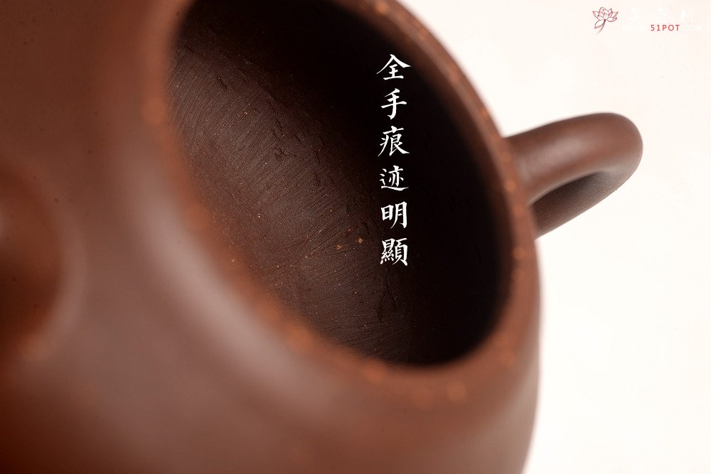 紫砂壶图片：张悦乙未年冬全手作品 调砂老紫泥~全手小瓜 颇具韵律  实用可人 - 宜兴紫砂壶网