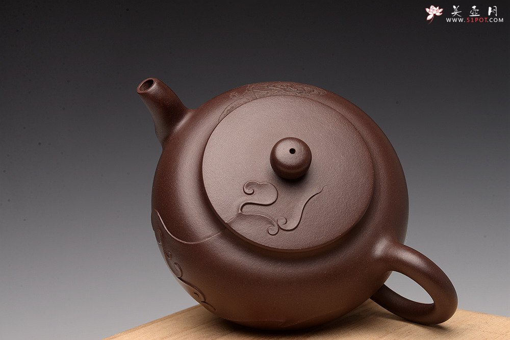 紫砂壶图片：高雪琴乙未年全手原创作品 陆轶舟精心装饰 云卷云舒 雅致 云锦 - 宜兴紫砂壶网