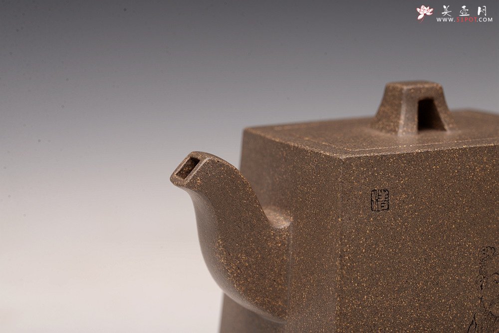 紫砂壶图片：何卫枫丙申春全手新作 毛国强徒弟刘华文气装饰 明相四方 稳中见秀 做工挺拔 - 宜兴紫砂壶网