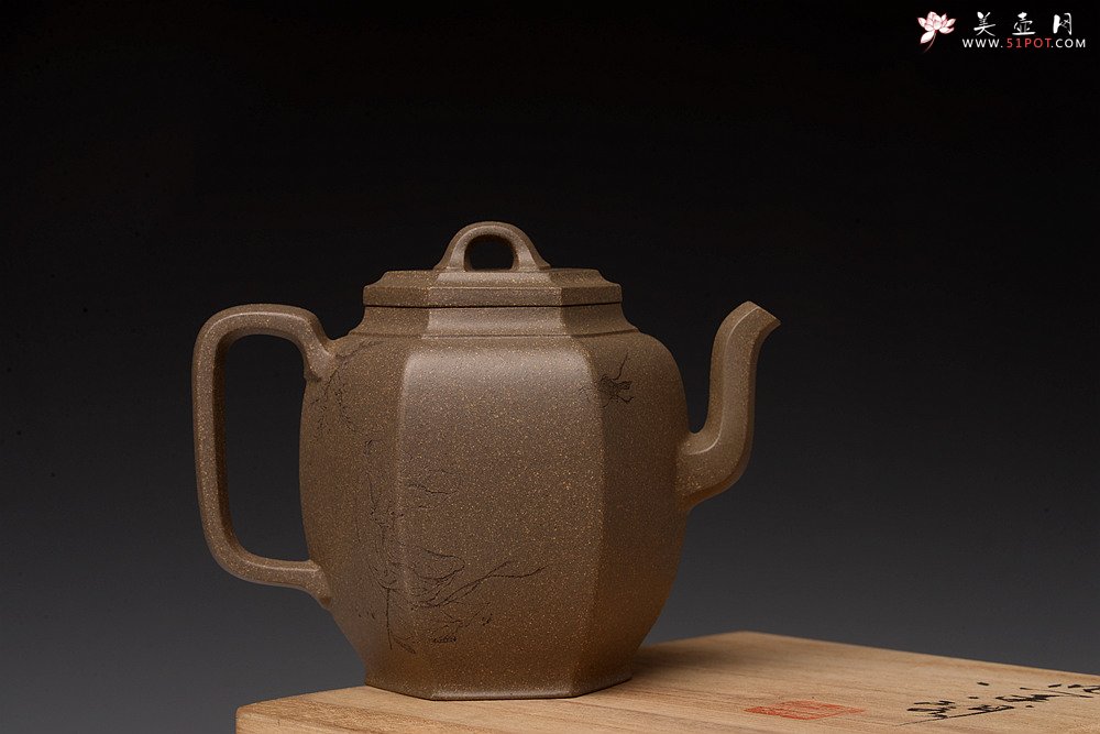 紫砂壶图片：强强联合  秀雅文气 国师赵辉精心装饰 六方云亭 难得文人画遗韵~ - 宜兴紫砂壶网