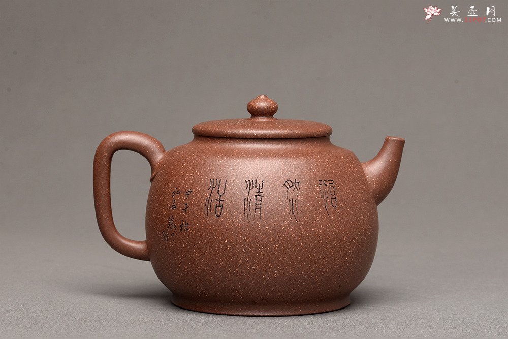 紫砂壶图片：紫泥调砂 金石浓郁 文气之作 全手蕴香 国工和石精刻 - 宜兴紫砂壶网