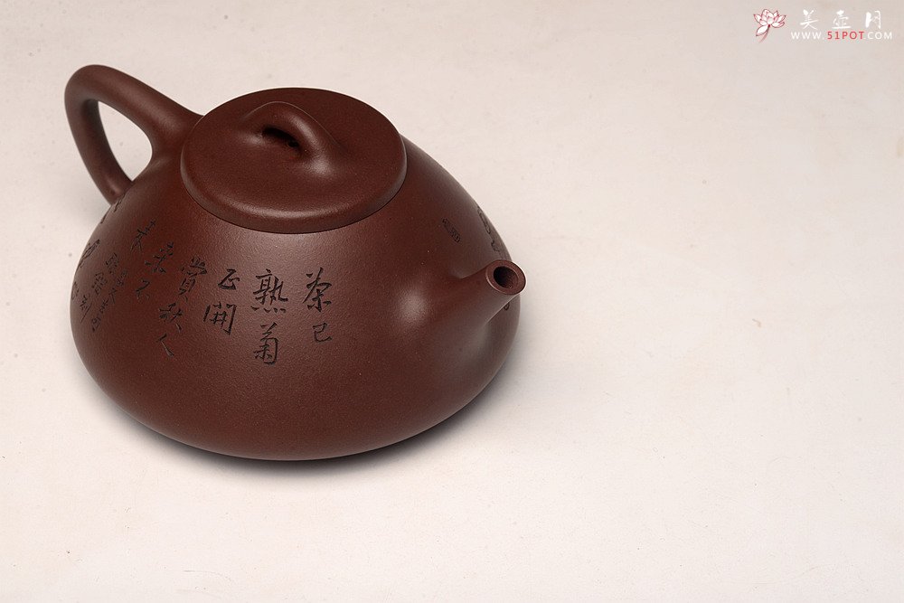 紫砂壶图片：劲骨之瓢 全手摹古石瓢 张听刚刻绘刀法精炼 古韵流长 - 宜兴紫砂壶网