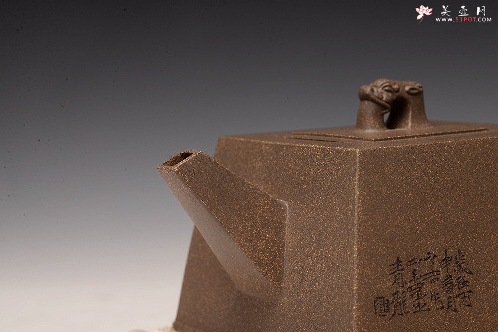 紫砂壶图片：何卫枫新作 陆轶舟装饰 文气耐品~ 全手龙顶四方 优质青段 - 宜兴紫砂壶网