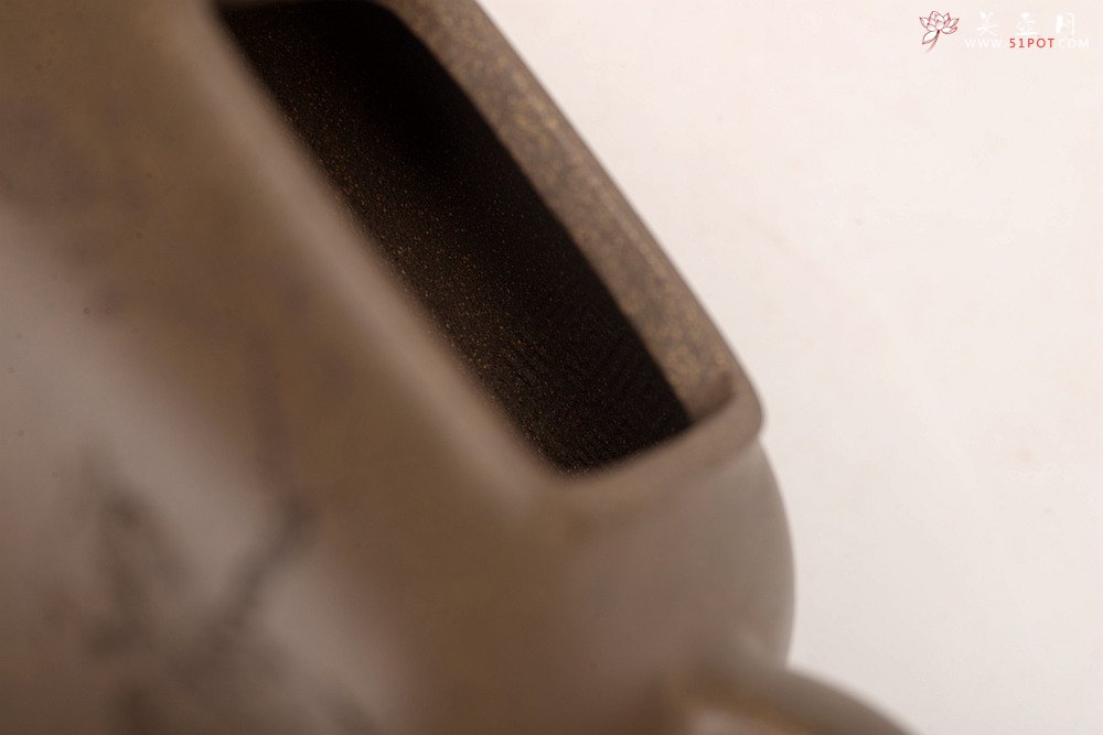 紫砂壶图片：陶刻实力派赵辉装饰  稳重大气 全手墩方 何卫枫经典代表作 做工精致 - 宜兴紫砂壶网