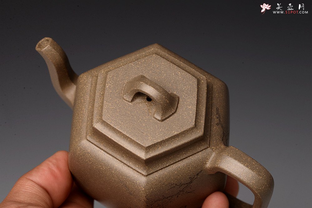 紫砂壶图片：强强联合  秀雅文气 国师赵辉精心装饰 六方云亭 难得文人画遗韵~ - 宜兴紫砂壶网