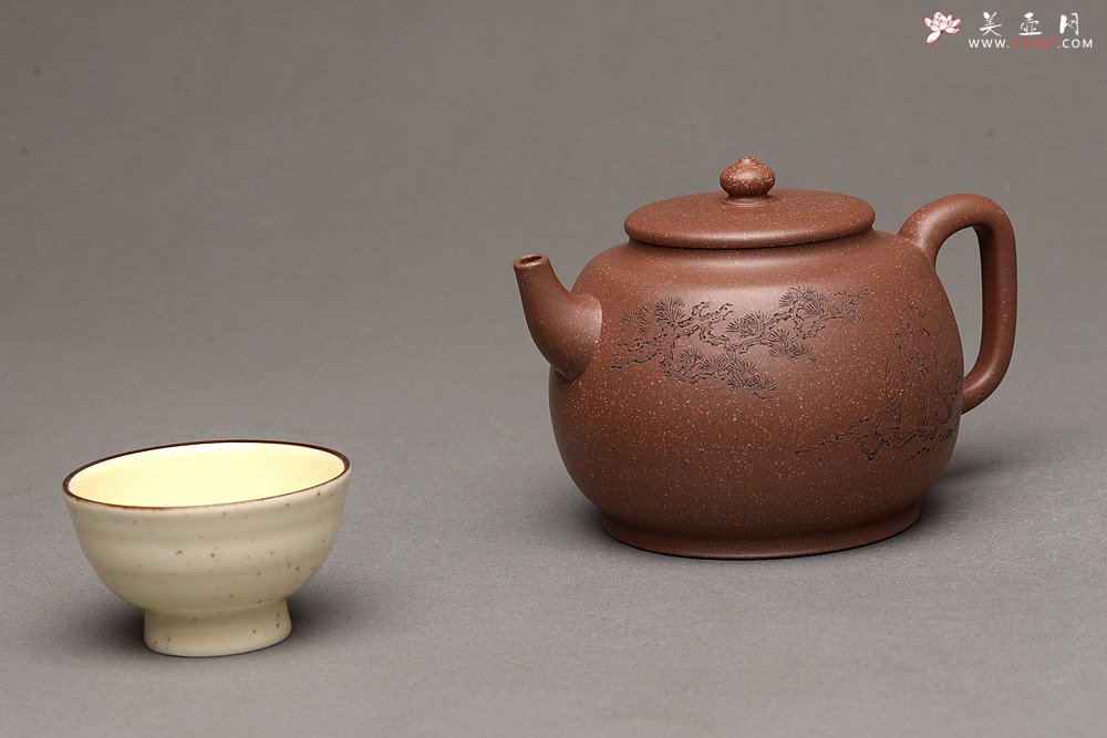 紫砂壶图片：紫泥调砂 金石浓郁 文气之作 全手蕴香 国工和石精刻 - 宜兴紫砂壶网