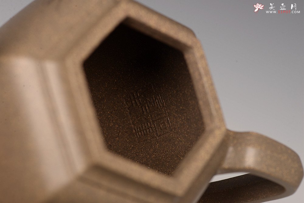 紫砂壶图片：强强联合  秀雅文气 国师赵辉精心装饰 六方云亭 难得文人画遗韵~ - 宜兴紫砂壶网