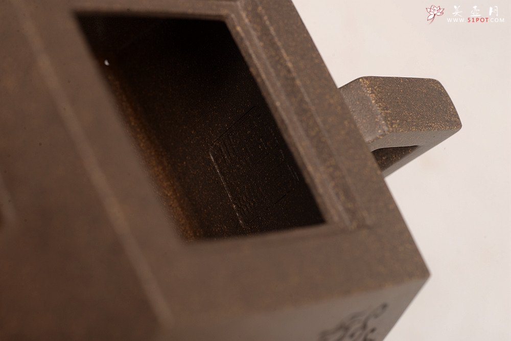 紫砂壶图片：何卫枫新作 陆轶舟装饰 文气耐品~ 全手龙顶四方 优质青段 - 宜兴紫砂壶网