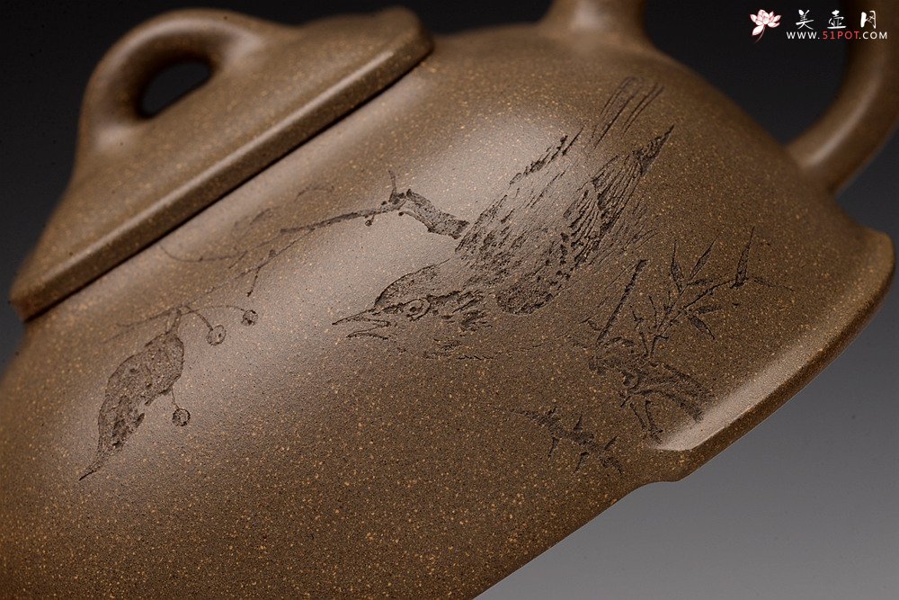 紫砂壶图片：陶刻实力派赵辉装饰  稳重大气 全手墩方 何卫枫经典代表作 做工精致 - 宜兴紫砂壶网