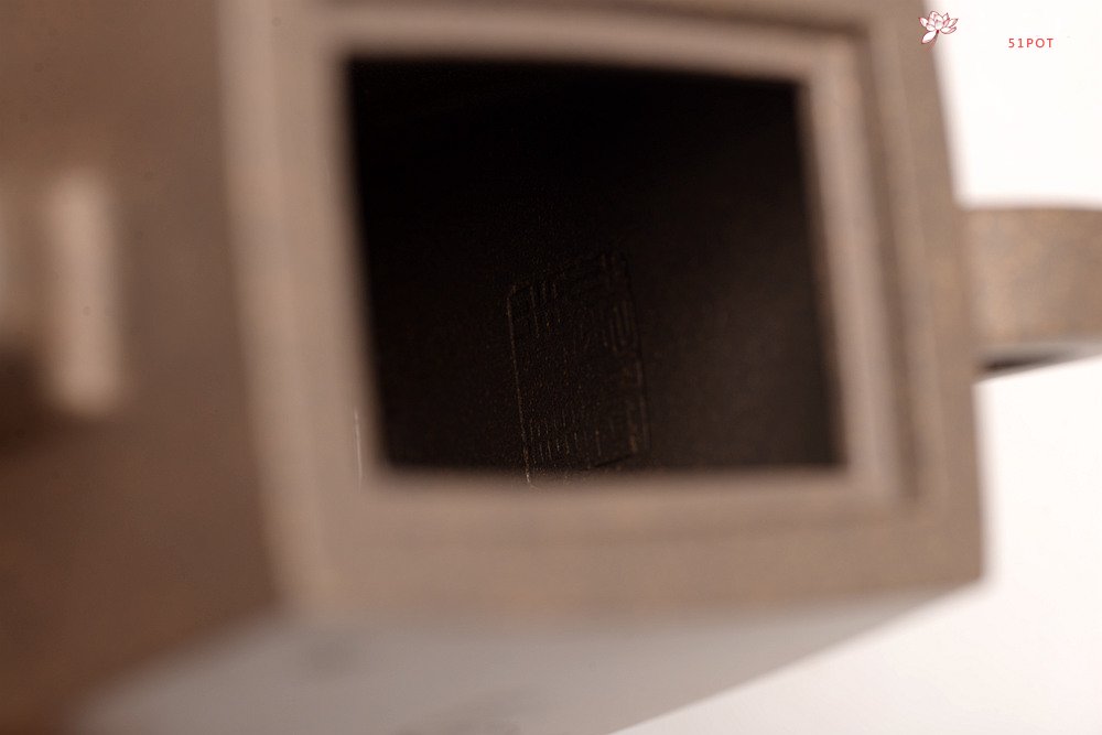 紫砂壶图片：何卫枫丙申春全手新作 毛国强徒弟刘华文气装饰 明相四方 稳中见秀 做工挺拔 - 宜兴紫砂壶网