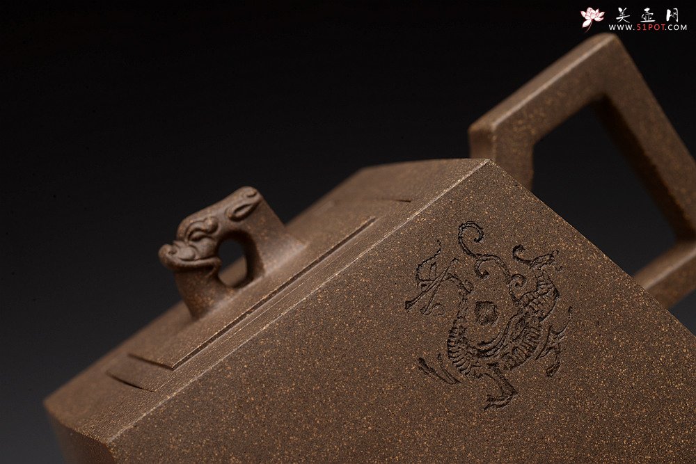 紫砂壶图片：何卫枫新作 陆轶舟装饰 文气耐品~ 全手龙顶四方 优质青段 - 宜兴紫砂壶网