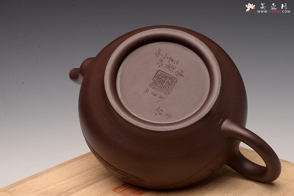 紫砂壶图片：高雪琴乙未年全手原创作品 陆轶舟精心装饰 云卷云舒 雅致 云锦 - 宜兴紫砂壶网