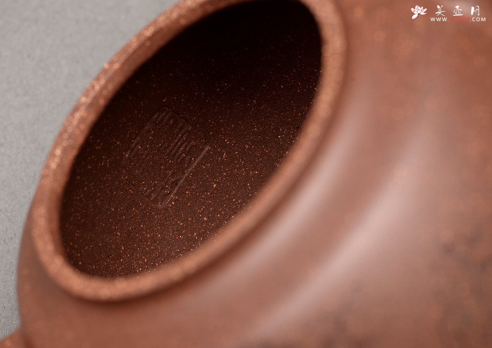 紫砂壶图片：紫泥调砂 金石浓郁 文气之作 全手蕴香 国工和石精刻 - 宜兴紫砂壶网