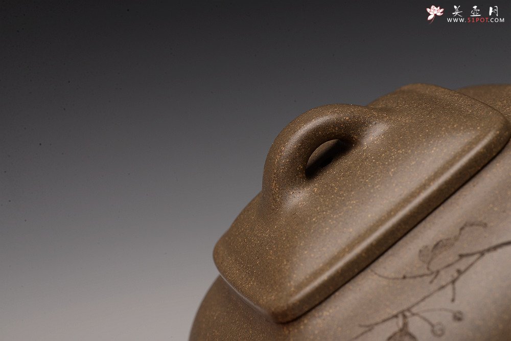 紫砂壶图片：陶刻实力派赵辉装饰  稳重大气 全手墩方 何卫枫经典代表作 做工精致 - 宜兴紫砂壶网