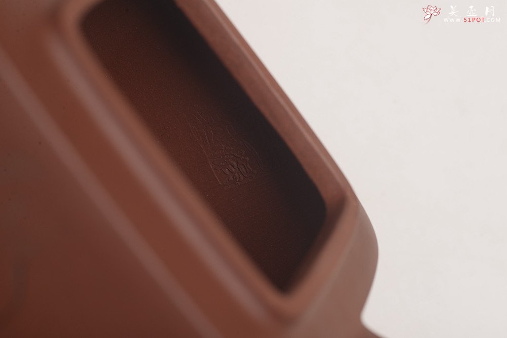 紫砂壶图片：于洪跃全手新品 丙申春 稳重大方 矮四方 游心堂装饰 - 宜兴紫砂壶网