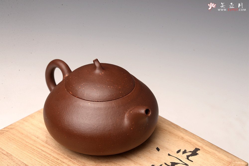 紫砂壶图片：张悦乙未年冬全手作品 调砂老紫泥~全手小瓜 颇具韵律  实用可人 - 宜兴紫砂壶网