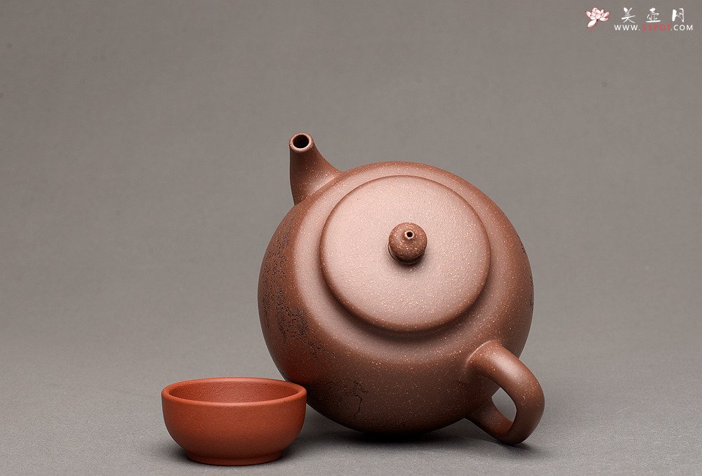 紫砂壶图片：紫泥调砂 金石浓郁 文气之作 全手蕴香 国工和石精刻 - 宜兴紫砂壶网