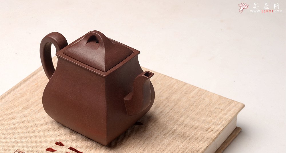 紫砂壶图片：于洪跃原创作品 线条流畅 做工精致 全手四方宫樽  - 宜兴紫砂壶网