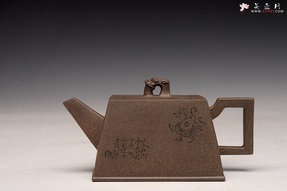 紫砂壶图片：何卫枫新作 陆轶舟装饰 文气耐品~ 全手龙顶四方 优质青段 - 宜兴紫砂壶网