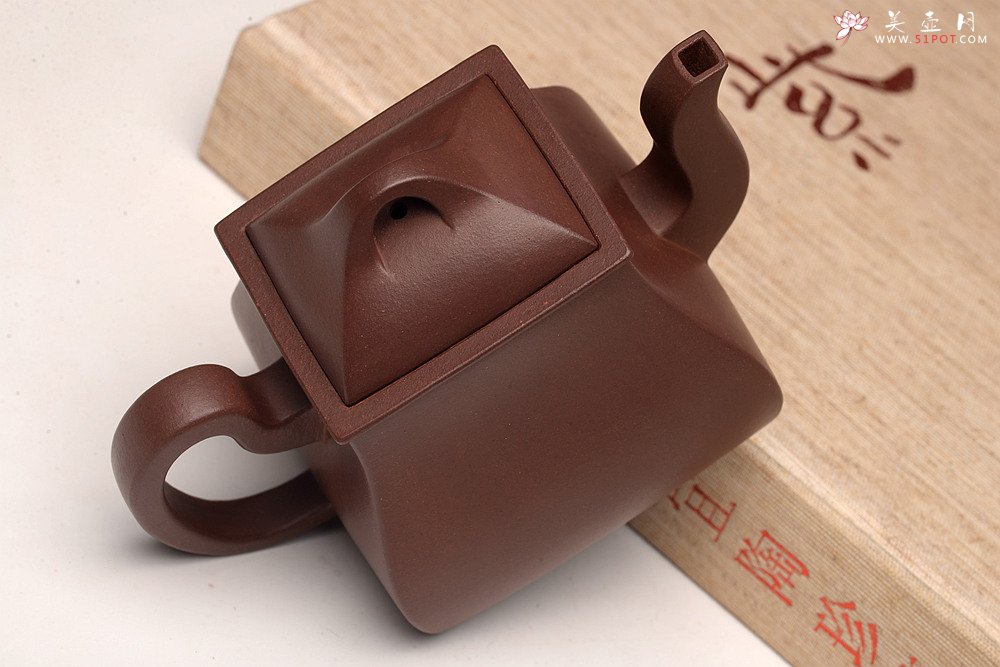紫砂壶图片：于洪跃原创作品 线条流畅 做工精致 全手四方宫樽  - 宜兴紫砂壶网