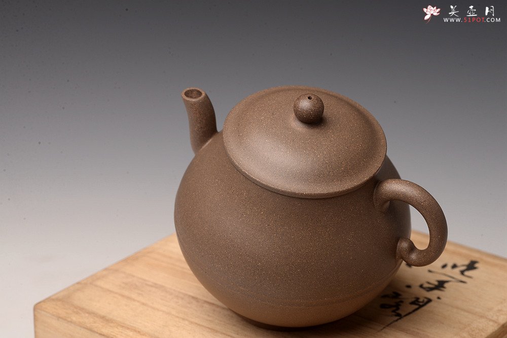 紫砂壶图片：钱林芳全手作品 汉隐壶 优质青灰泥 韵味独特 饱满俊雅 - 宜兴紫砂壶网