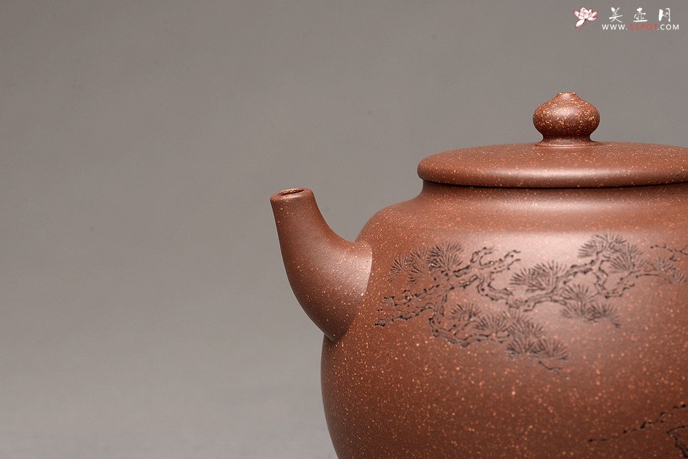 紫砂壶图片：紫泥调砂 金石浓郁 文气之作 全手蕴香 国工和石精刻 - 宜兴紫砂壶网