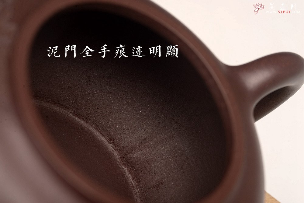 紫砂壶图片：高雪琴乙未年全手原创作品 陆轶舟精心装饰 云卷云舒 雅致 云锦 - 宜兴紫砂壶网