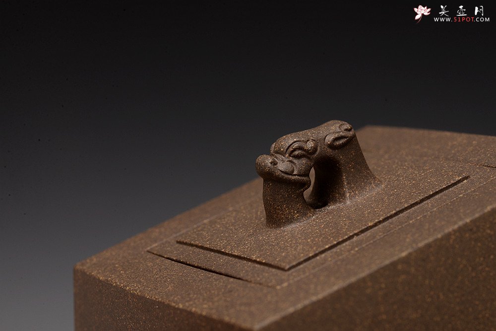 紫砂壶图片：何卫枫新作 陆轶舟装饰 文气耐品~ 全手龙顶四方 优质青段 - 宜兴紫砂壶网