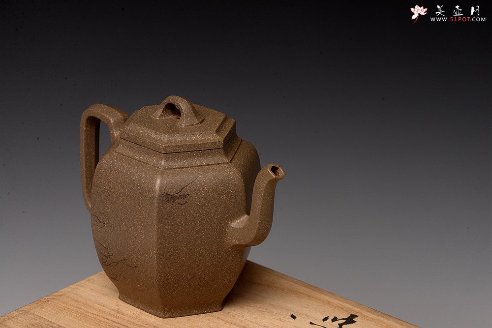 紫砂壶图片：强强联合  秀雅文气 国师赵辉精心装饰 六方云亭 难得文人画遗韵~ - 宜兴紫砂壶网