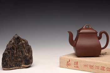 紫砂壶图片：于洪跃原创作品 线条流畅 做工精致 全手四方宫樽  - 宜兴紫砂壶网