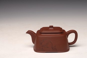 紫砂壶图片：于洪跃全手新品 丙申春 稳重大方 矮四方 游心堂装饰 - 宜兴紫砂壶网