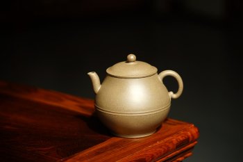 紫砂壶图片：钱林芳全手作品 汉隐壶 优质青灰泥 韵味独特 饱满俊雅 - 宜兴紫砂壶网