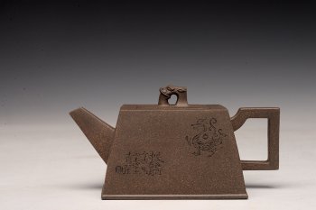 紫砂壶图片：何卫枫新作 陆轶舟装饰 文气耐品~ 全手龙顶四方 优质青段 - 宜兴紫砂壶网