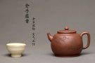 紫砂壶图片：紫泥调砂 金石浓郁 文气之作 全手蕴香 国工和石精刻 - 宜兴紫砂壶网