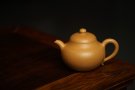 紫砂壶图片：一把好梨 老段泥 清风送爽 曲峰新作 黄梨 耐品 - 宜兴紫砂壶网