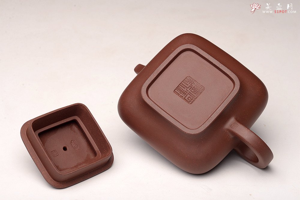 紫砂壶图片：何卫枫全手新品  型正耐品~ 原矿底槽青  全手虚扁四方  - 宜兴紫砂壶网