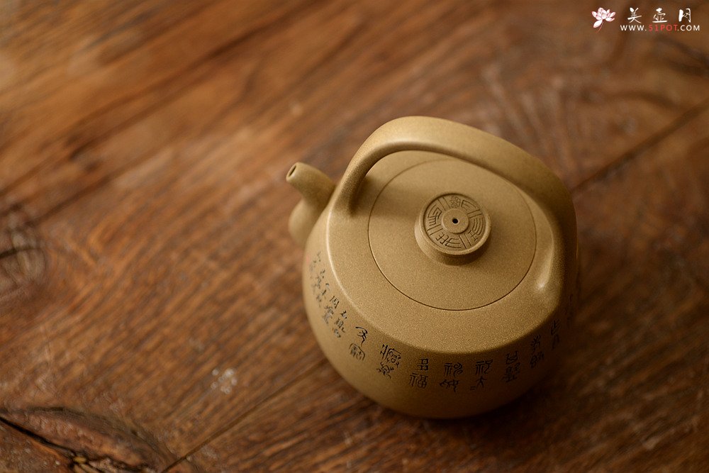 紫砂壶图片：钱琴芳全手作品 国师和石装饰  大石鼓提梁 文气十足 - 宜兴紫砂壶网