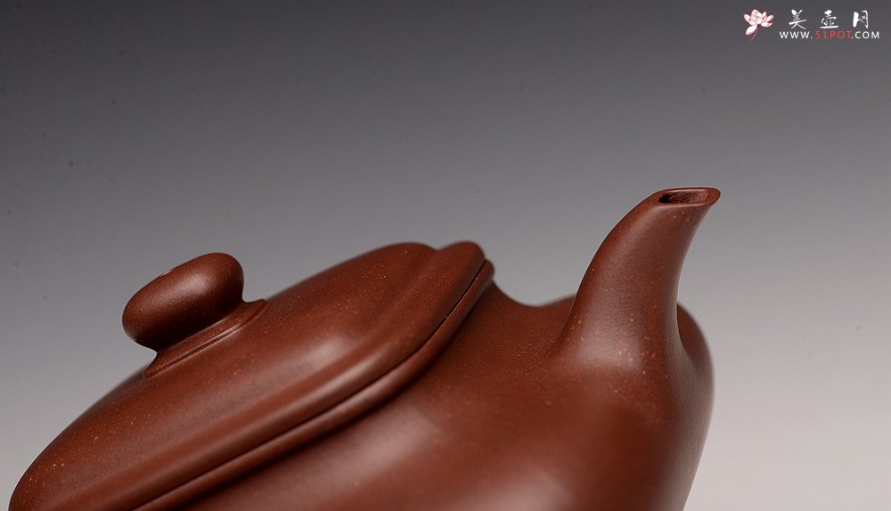 紫砂壶图片：何卫枫全手新品  型正耐品~ 原矿底槽青  全手虚扁四方  - 宜兴紫砂壶网