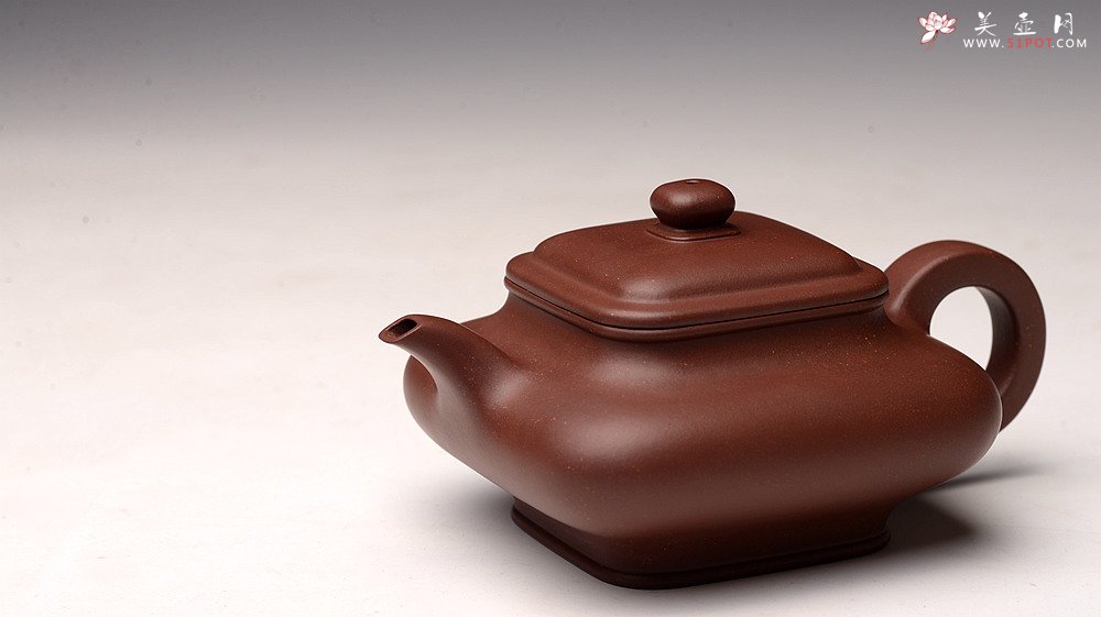 紫砂壶图片：何卫枫全手新品  型正耐品~ 原矿底槽青  全手虚扁四方  - 宜兴紫砂壶网