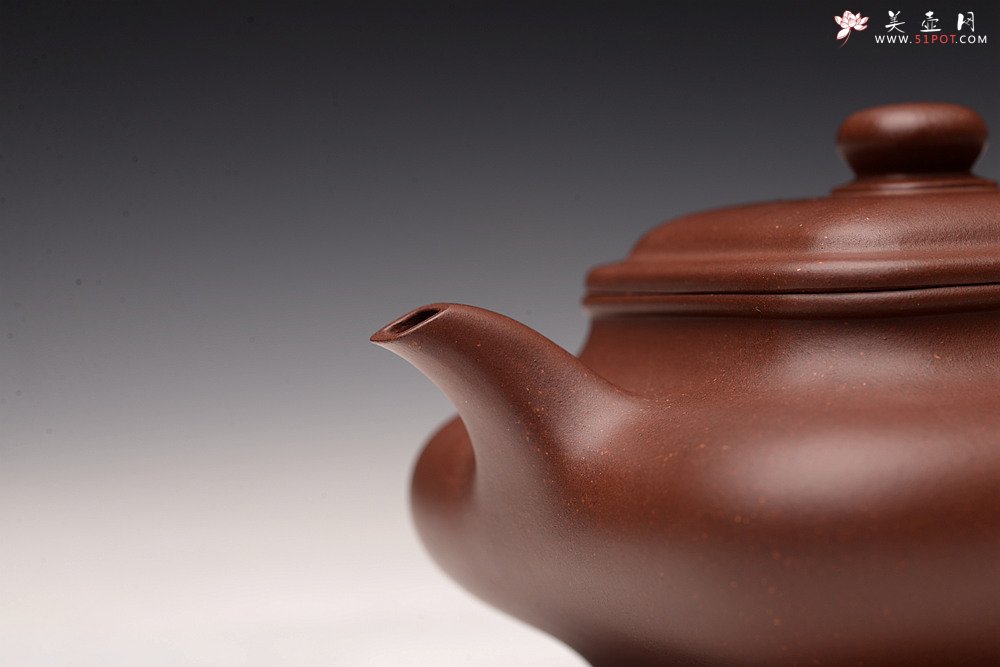 紫砂壶图片：何卫枫全手新品  型正耐品~ 原矿底槽青  全手虚扁四方  - 宜兴紫砂壶网