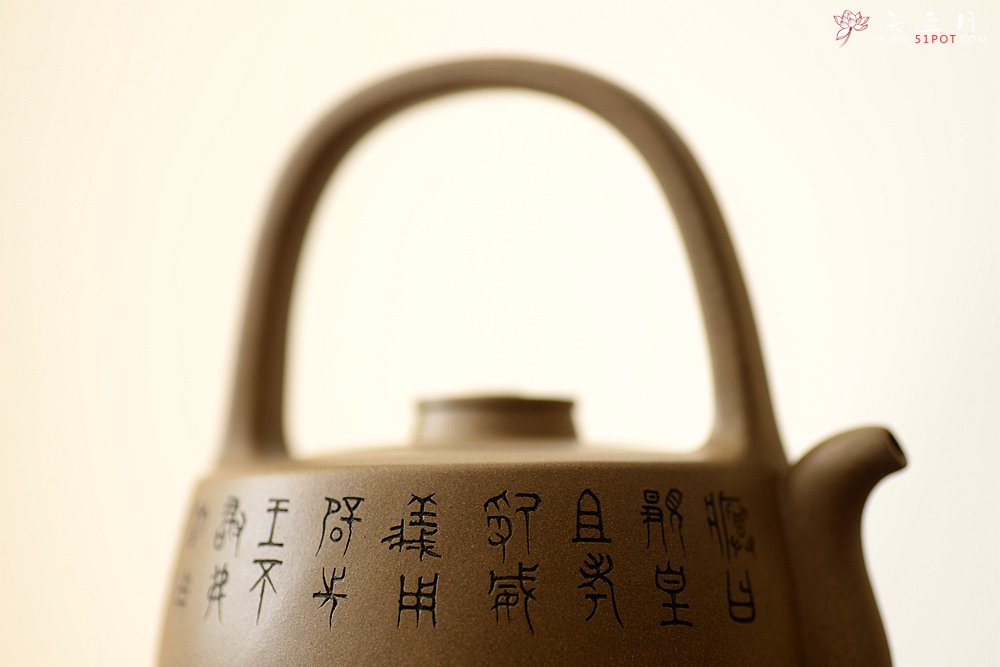 紫砂壶图片：钱琴芳全手作品 国师和石装饰  大石鼓提梁 文气十足 - 宜兴紫砂壶网