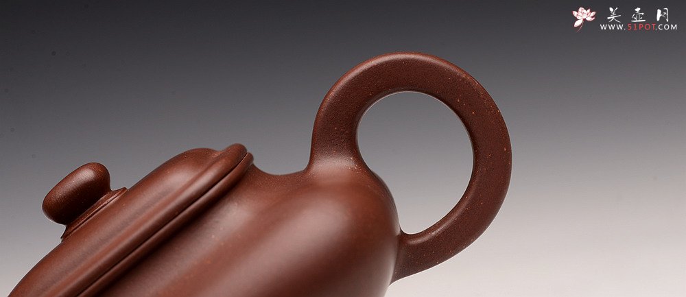 紫砂壶图片：何卫枫全手新品  型正耐品~ 原矿底槽青  全手虚扁四方  - 宜兴紫砂壶网