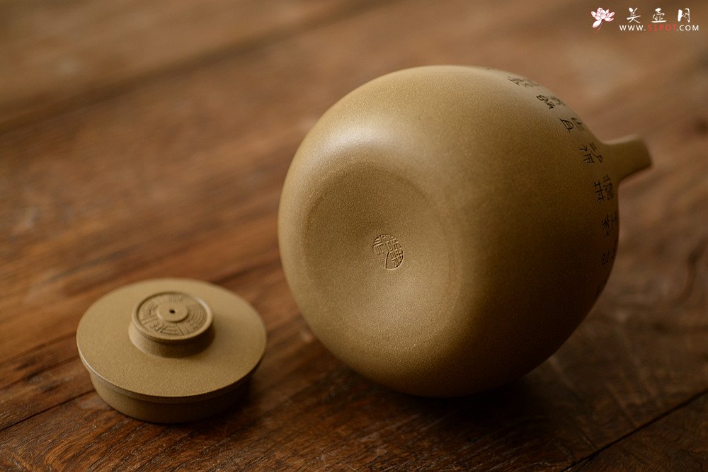 紫砂壶图片：钱琴芳全手作品 国师和石装饰  大石鼓提梁 文气十足 - 宜兴紫砂壶网