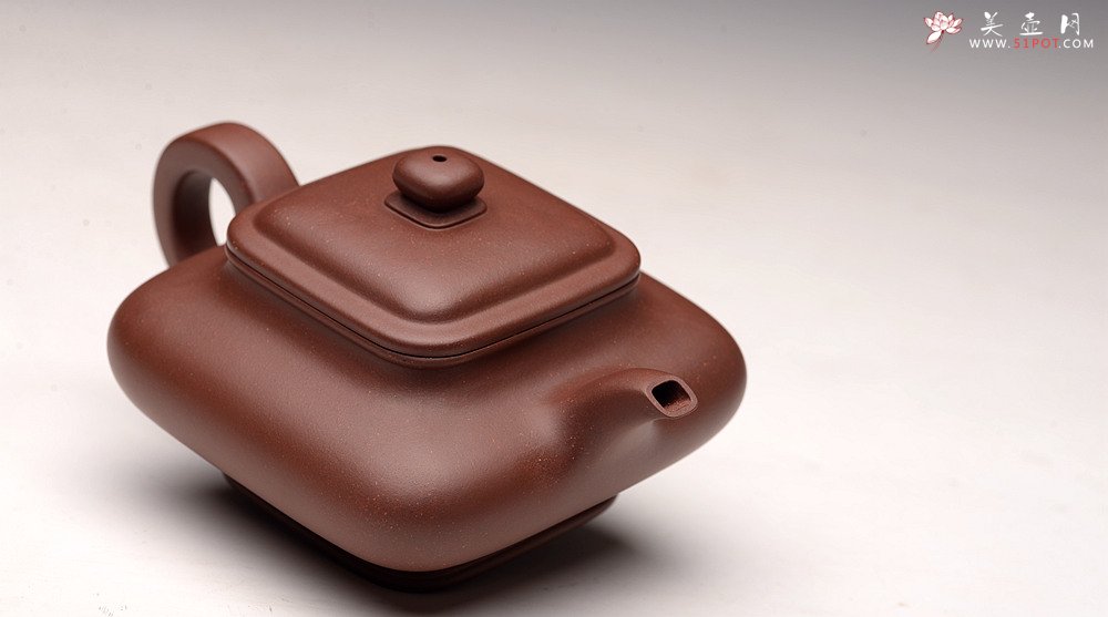 紫砂壶图片：何卫枫全手新品  型正耐品~ 原矿底槽青  全手虚扁四方  - 宜兴紫砂壶网
