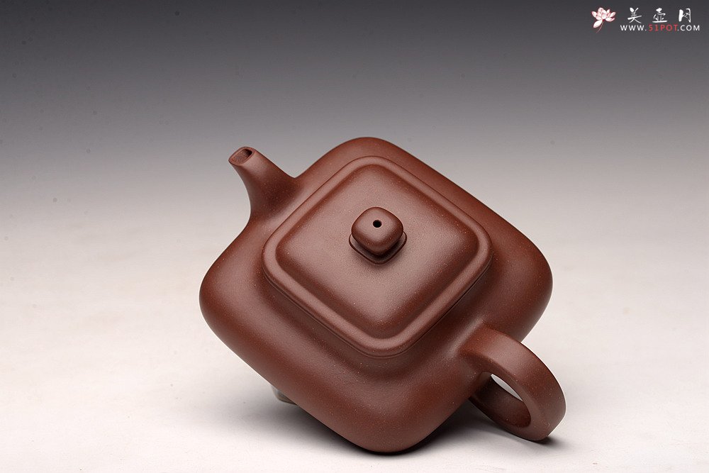 紫砂壶图片：何卫枫全手新品  型正耐品~ 原矿底槽青  全手虚扁四方  - 宜兴紫砂壶网