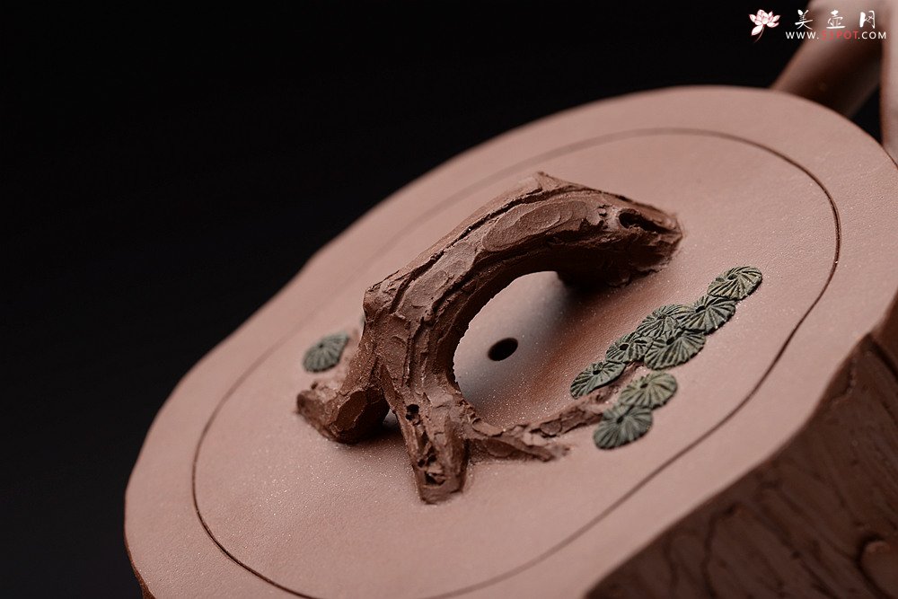 紫砂壶图片：单志萍新作 苍劲之意 古拙之风 全手松梅情深 经典作品 - 宜兴紫砂壶网