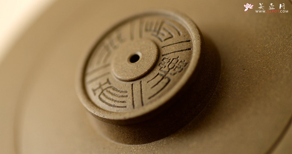 紫砂壶图片：钱琴芳全手作品 国师和石装饰  大石鼓提梁 文气十足 - 宜兴紫砂壶网