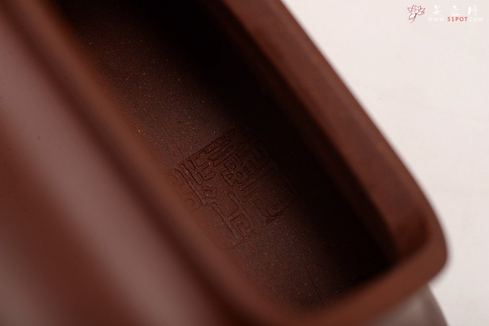 紫砂壶图片：何卫枫全手新品  型正耐品~ 原矿底槽青  全手虚扁四方  - 宜兴紫砂壶网