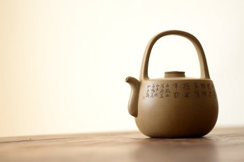 紫砂壶图片：钱琴芳全手作品 国师和石装饰  大石鼓提梁 文气十足 - 宜兴紫砂壶网